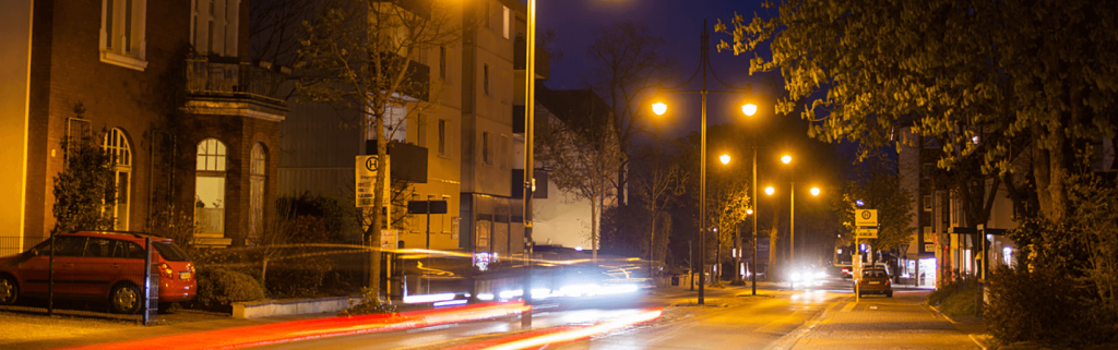 leuchtende Straßenbeleuchtung in der Nacht