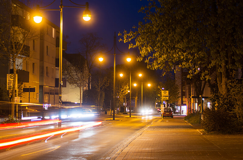 leuchtende Straßenbeleuchtung in der Nacht