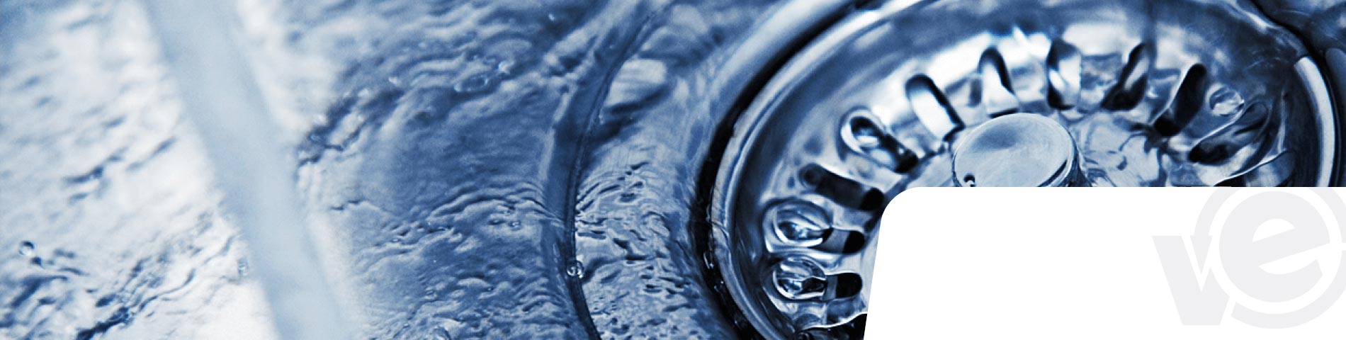 Ein Abfluss mit strömendem Wasser